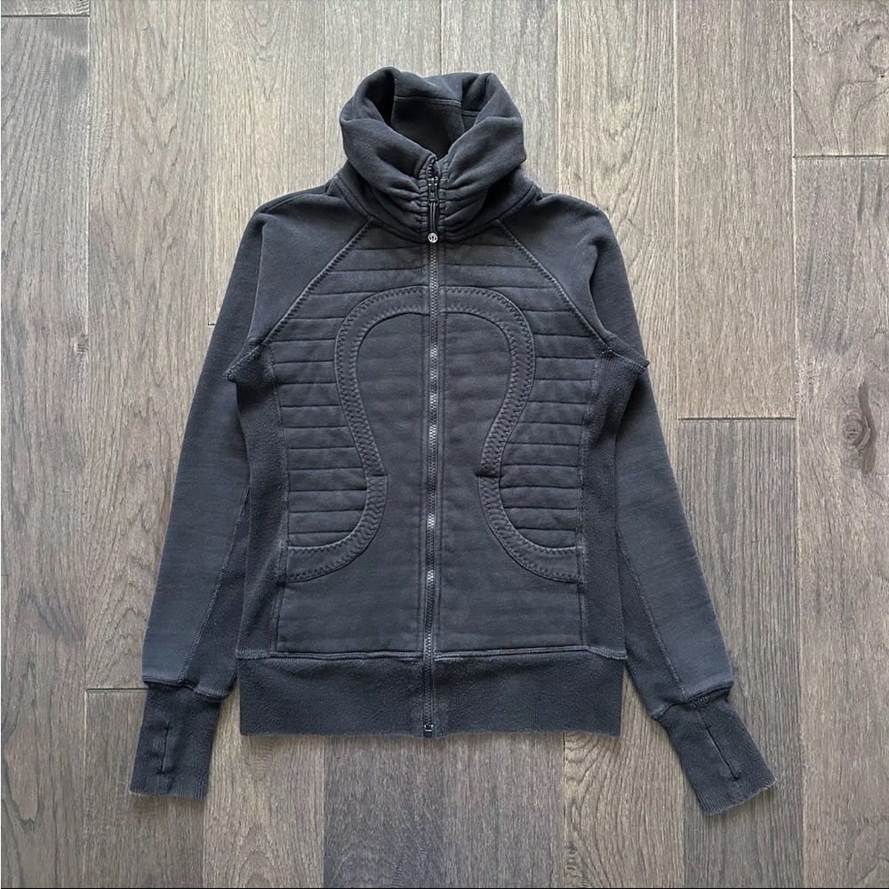 Lululemon Scuba Full Zip Size 4 Black Ribbed Collar pit to pit- 17”